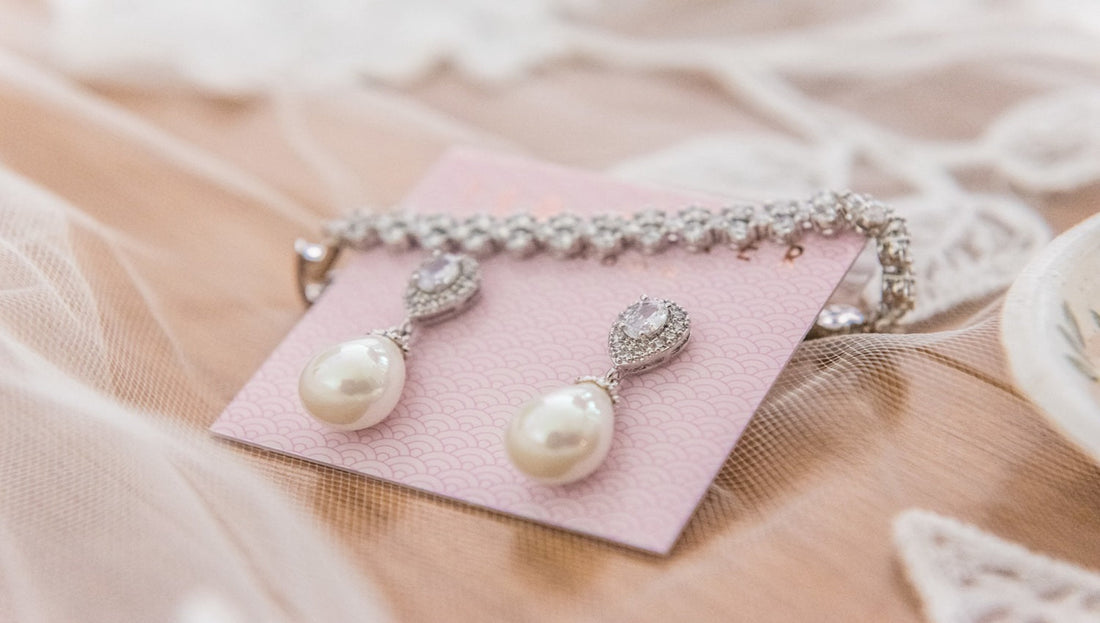 White Pearl Necklace: The Perfect Accessory for New Year Party