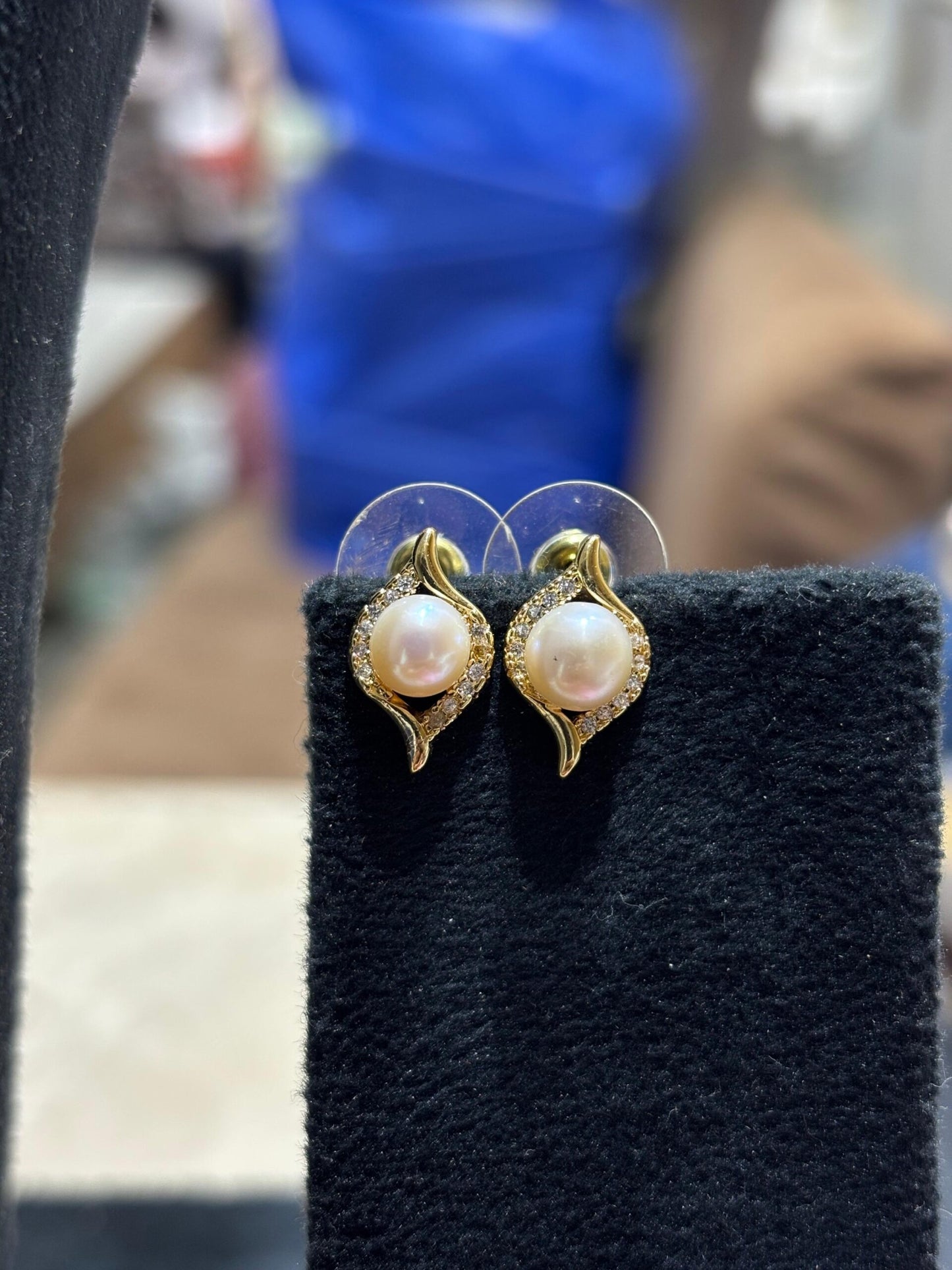 Adorable Big Pearl Studded Pendent With Button Pearls Necklace Set