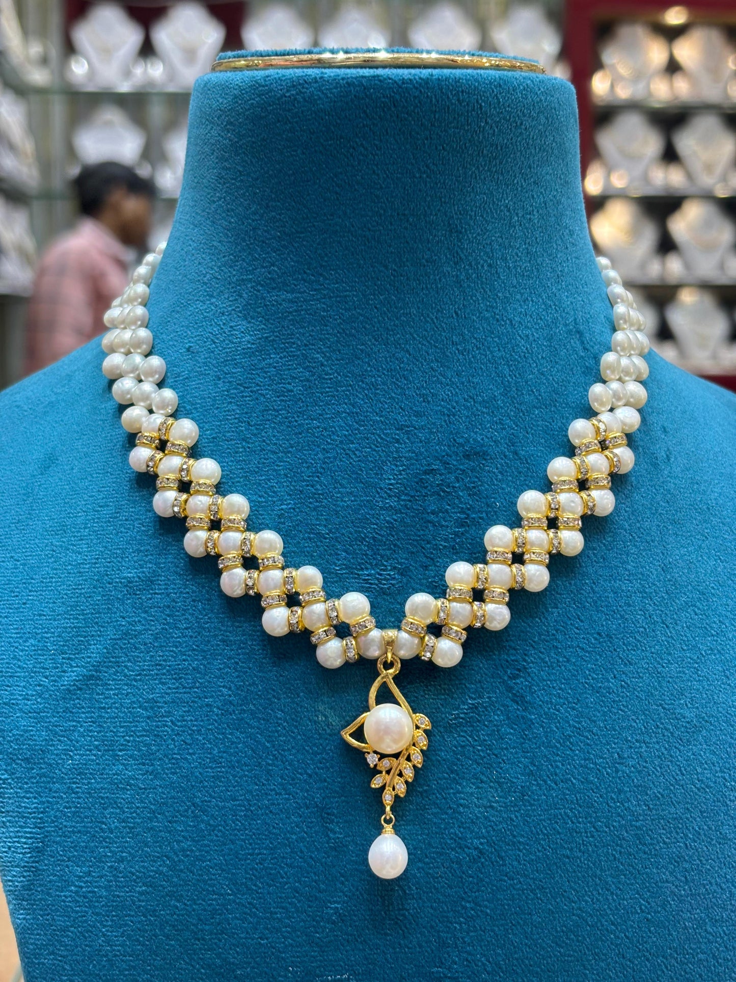 Sophisticated Round Pendent White Button Pearls Necklace