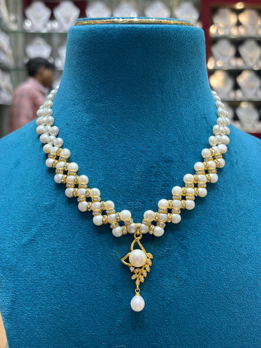 Sophisticated Round Pendent White Button Pearls Necklace