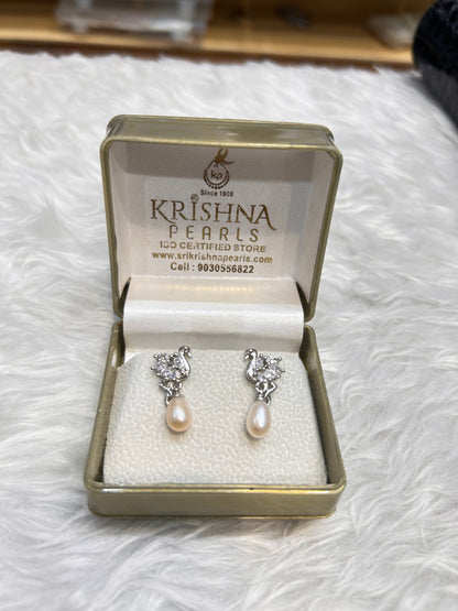 Exclusive Swan Pattern Pearl Dangling