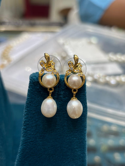 Alluring Round Pendent White Button Pearls Necklace