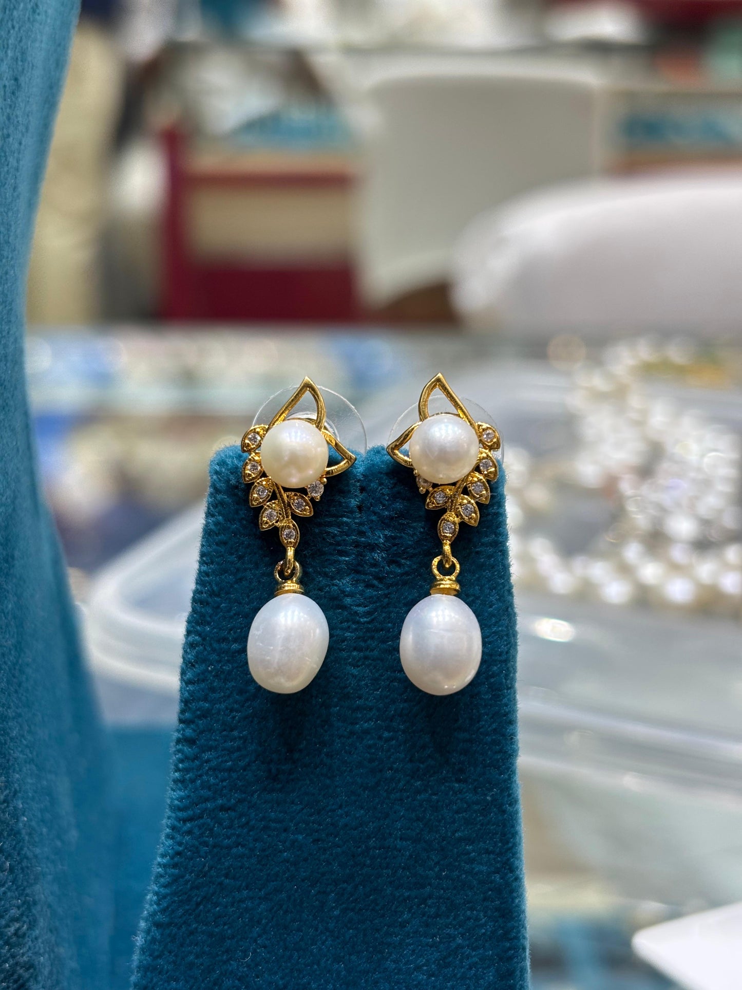 Sophisticated Round Pendent White Button Pearls Necklace