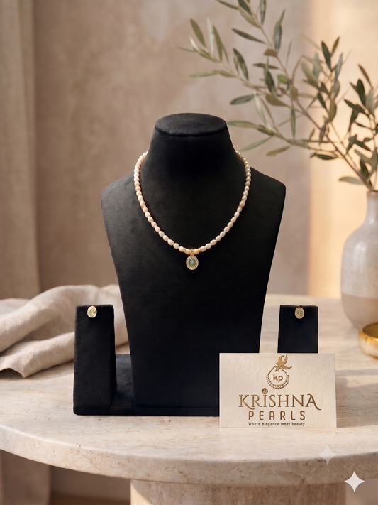 Adorable Pendent With Pearls Necklace Set