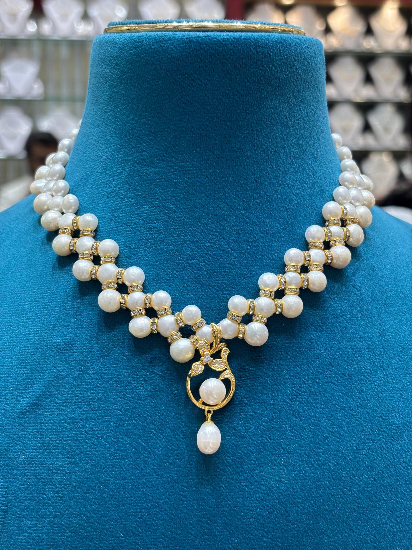 Alluring Round Pendent White Button Pearls Necklace