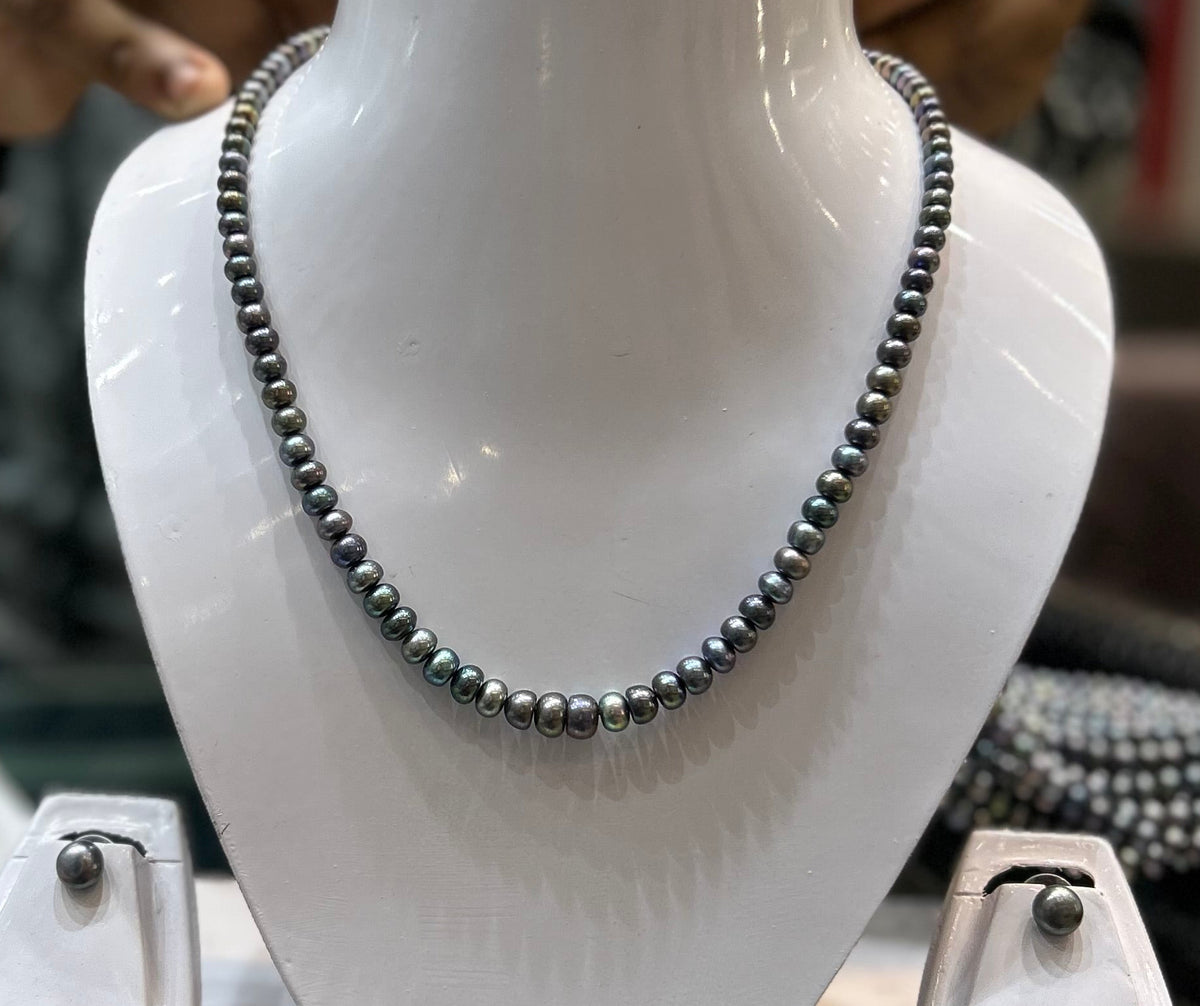 Near Round Black Hues Single Layered Graduated Necklace