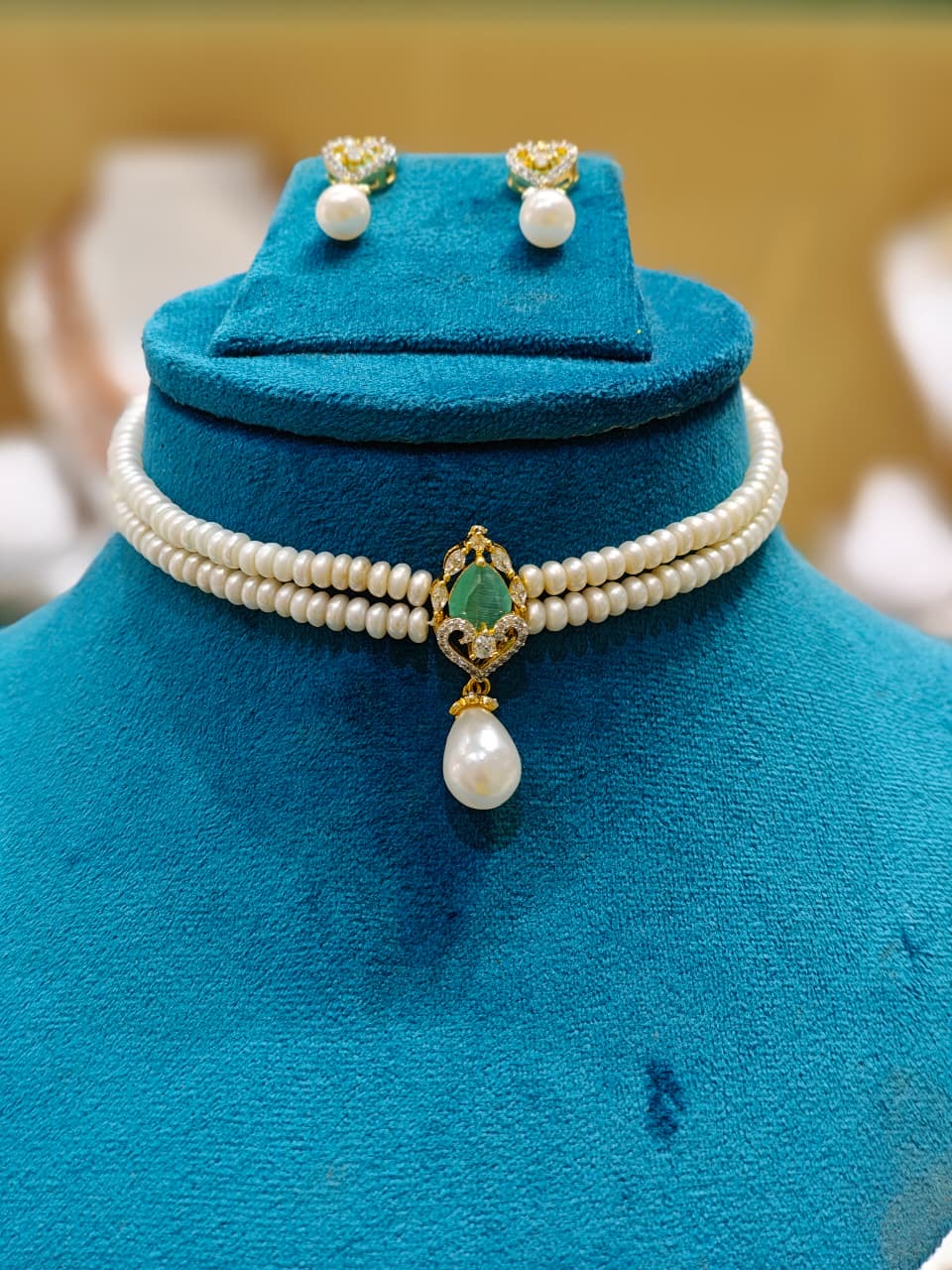 Adorable Emerald Studded Pearls Choker Set