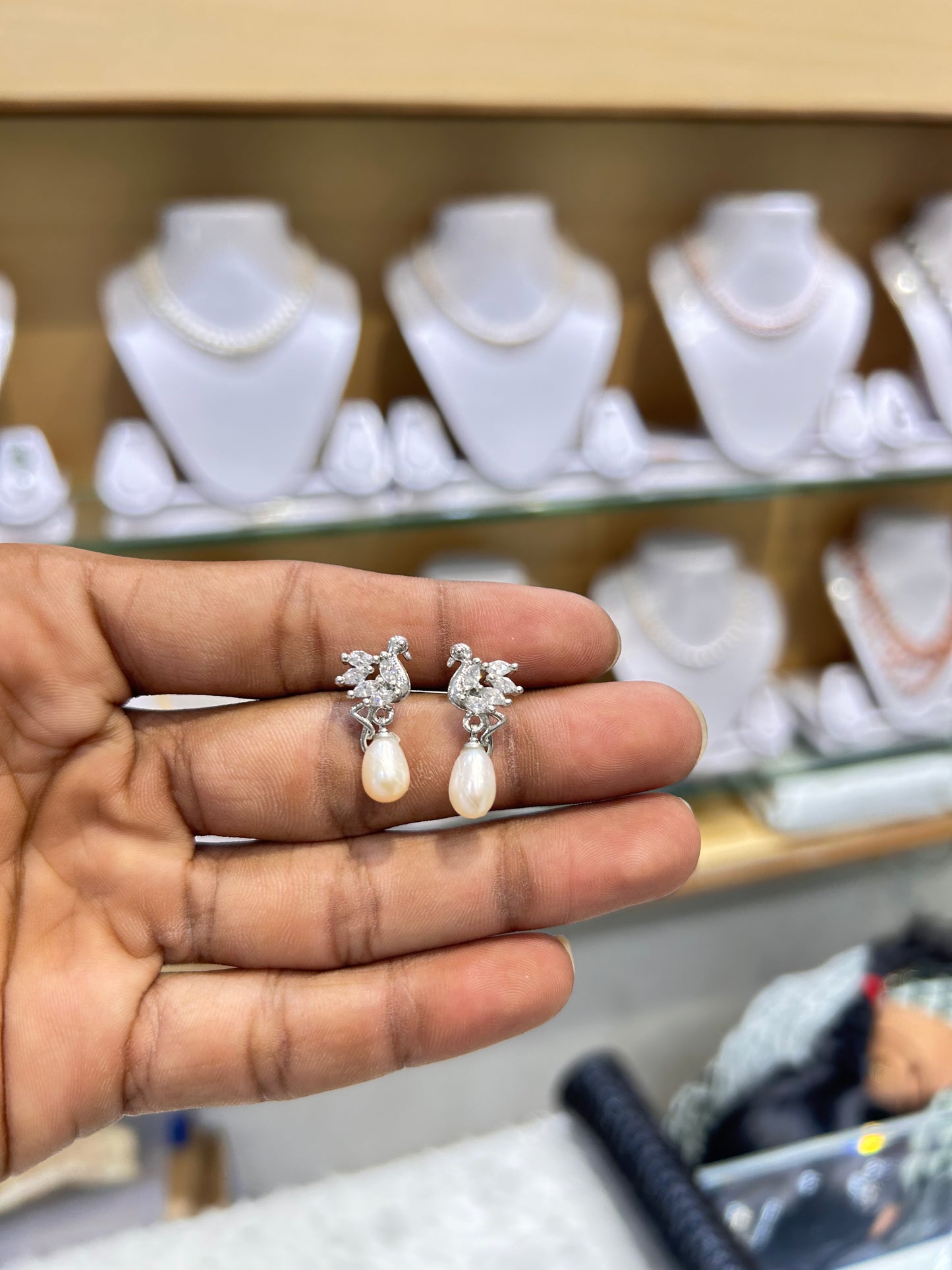 Exclusive Swan Pattern Pearl Dangling