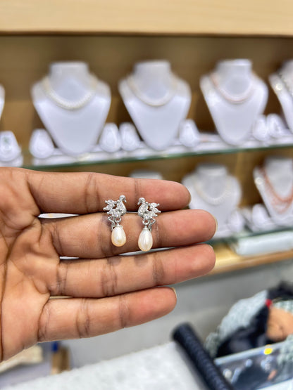 Exclusive Swan Pattern Pearl Dangling