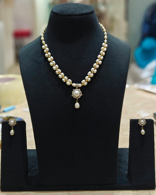 Adorable Pendent With Pearls Necklace Set