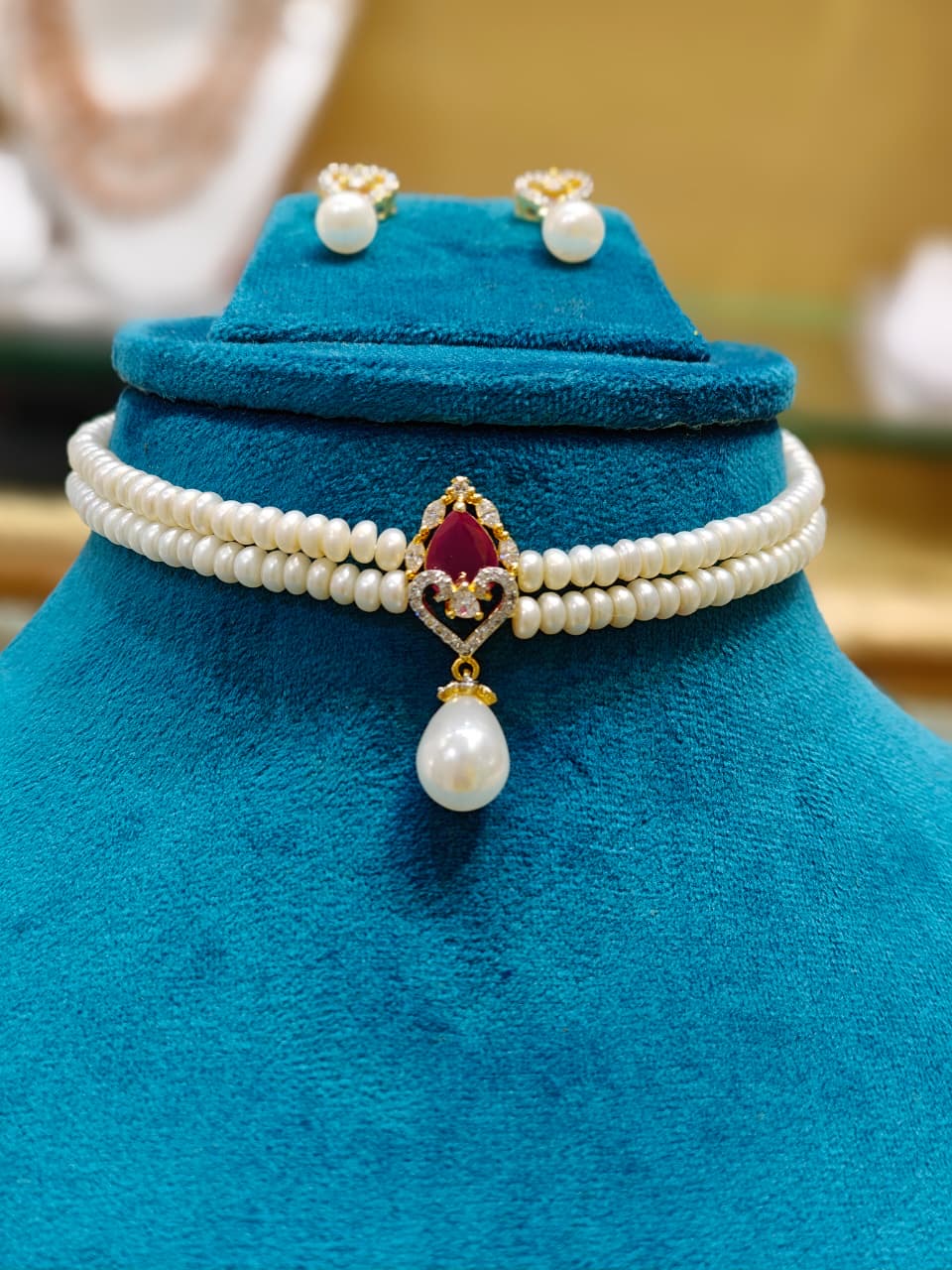 Adorable Emerald Studded Pearls Choker Set
