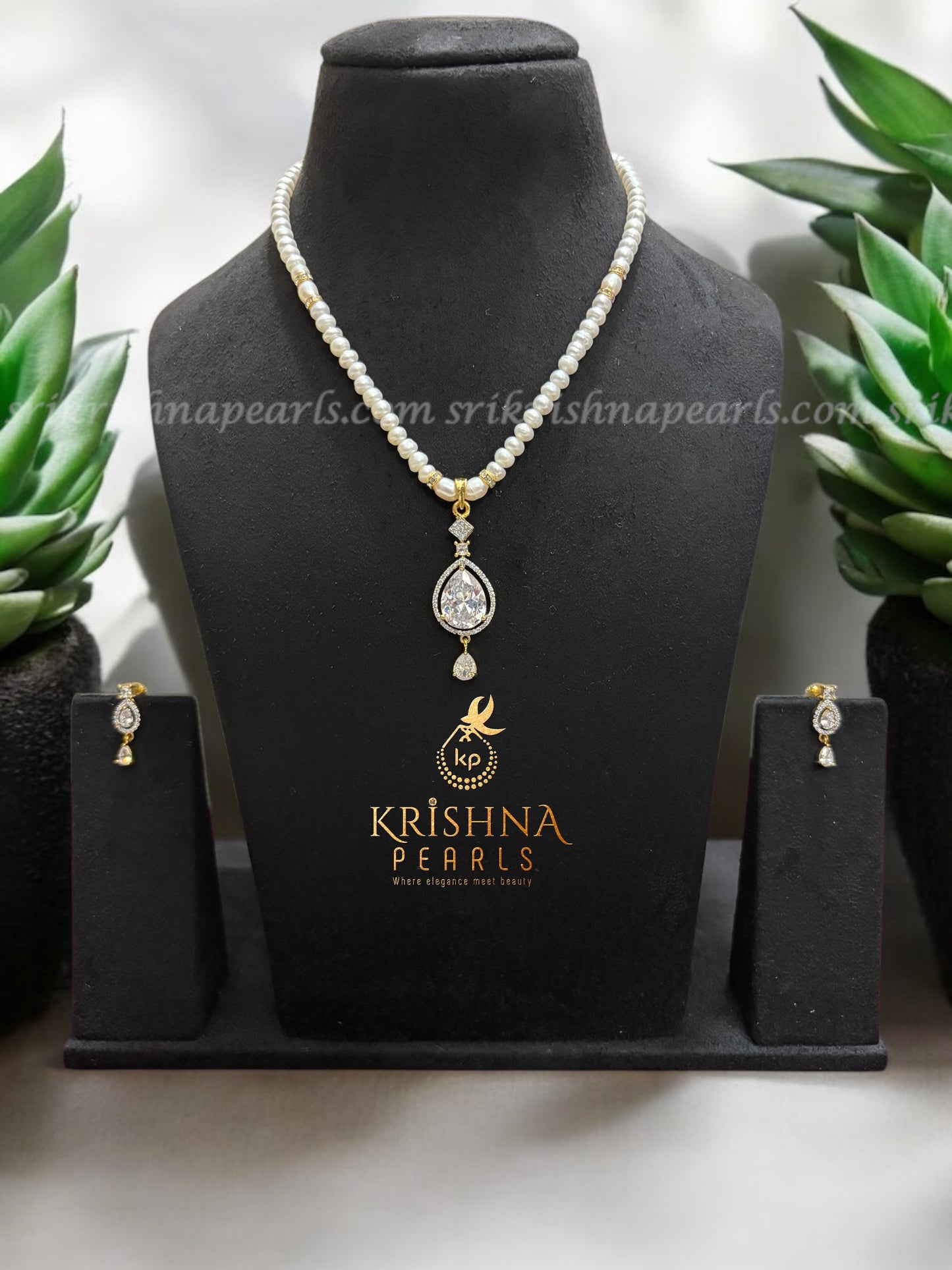 Elegant Pearl Necklace with Zircon Locket