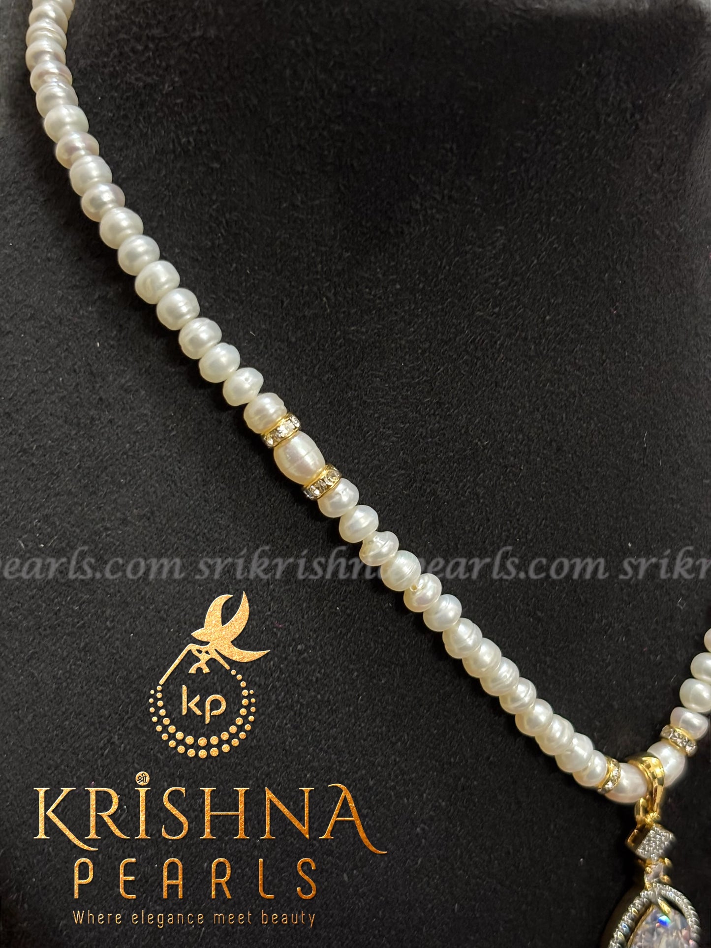 Elegant Pearl Necklace with Zircon Locket