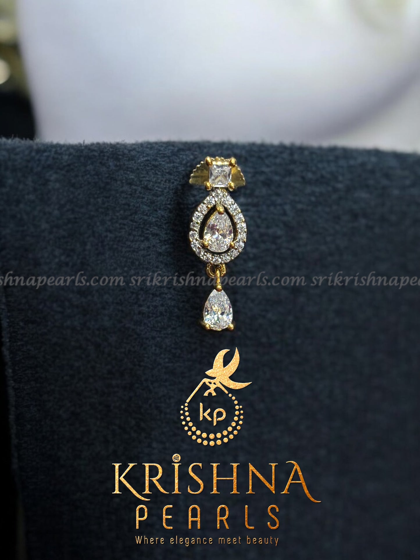 Elegant Pearl Necklace with Zircon Locket