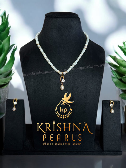 Attractive Pearl Studded Pendet Set