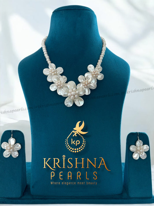 Beautiful Floral Pearl Necklace Set