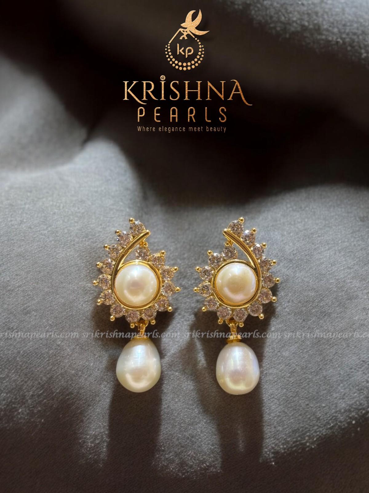 Classy Single Line Pearls Pendent Set