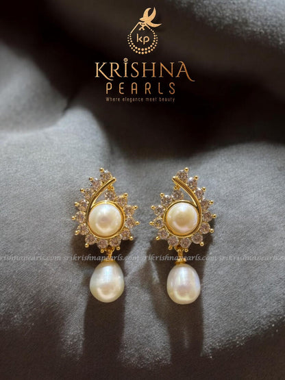 Classy Single Line Pearls Pendent Set