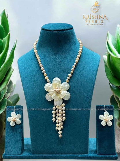 Adorable Flower Sculpted Pearls Necklace