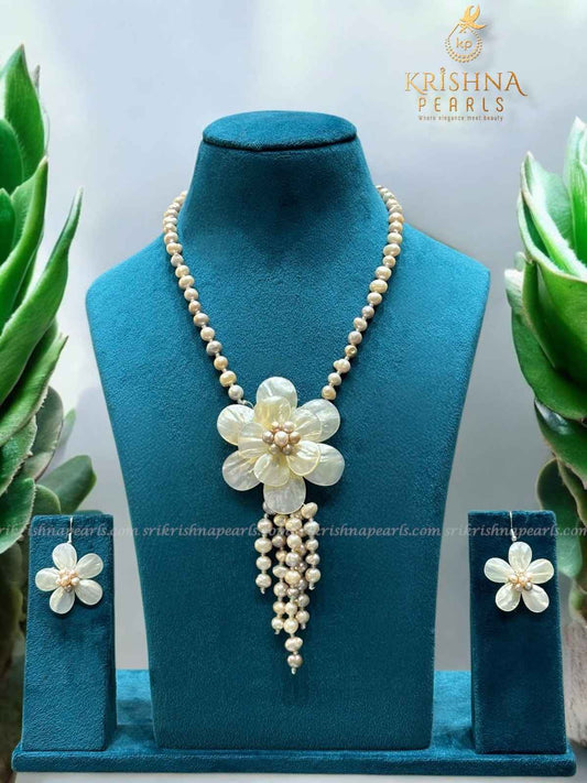 Adorable Flower Sculpted Pearls Necklace