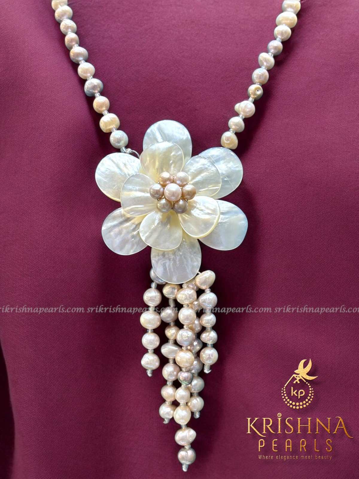 Adorable Flower Sculpted Pearls Necklace
