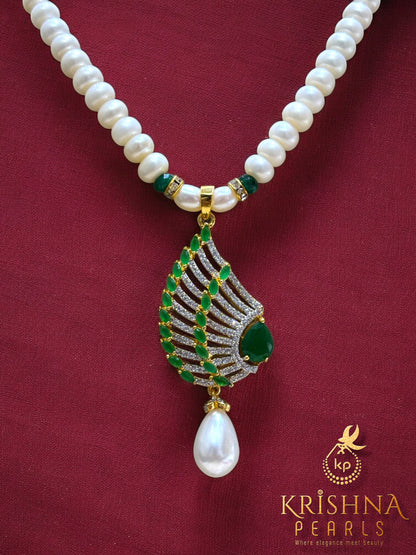 Adorable Emerald Wing Pendent With Pearls Necklace Set