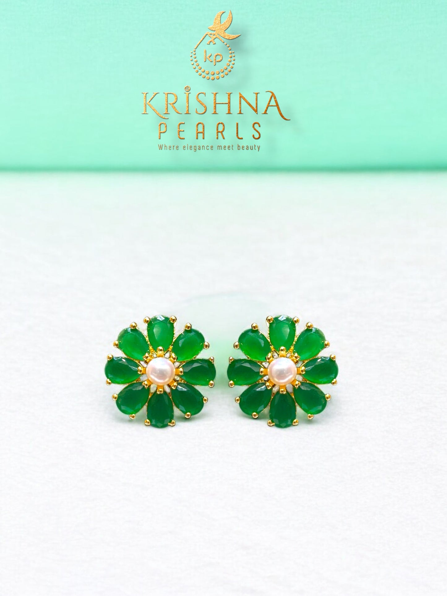 Emerald Petal Pearls Necklace Set