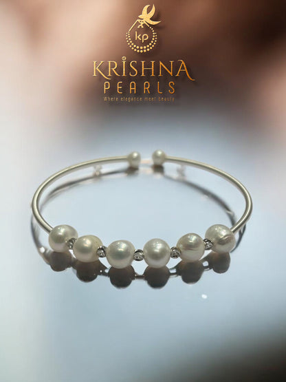 Elegent White Pearls Bracelet
