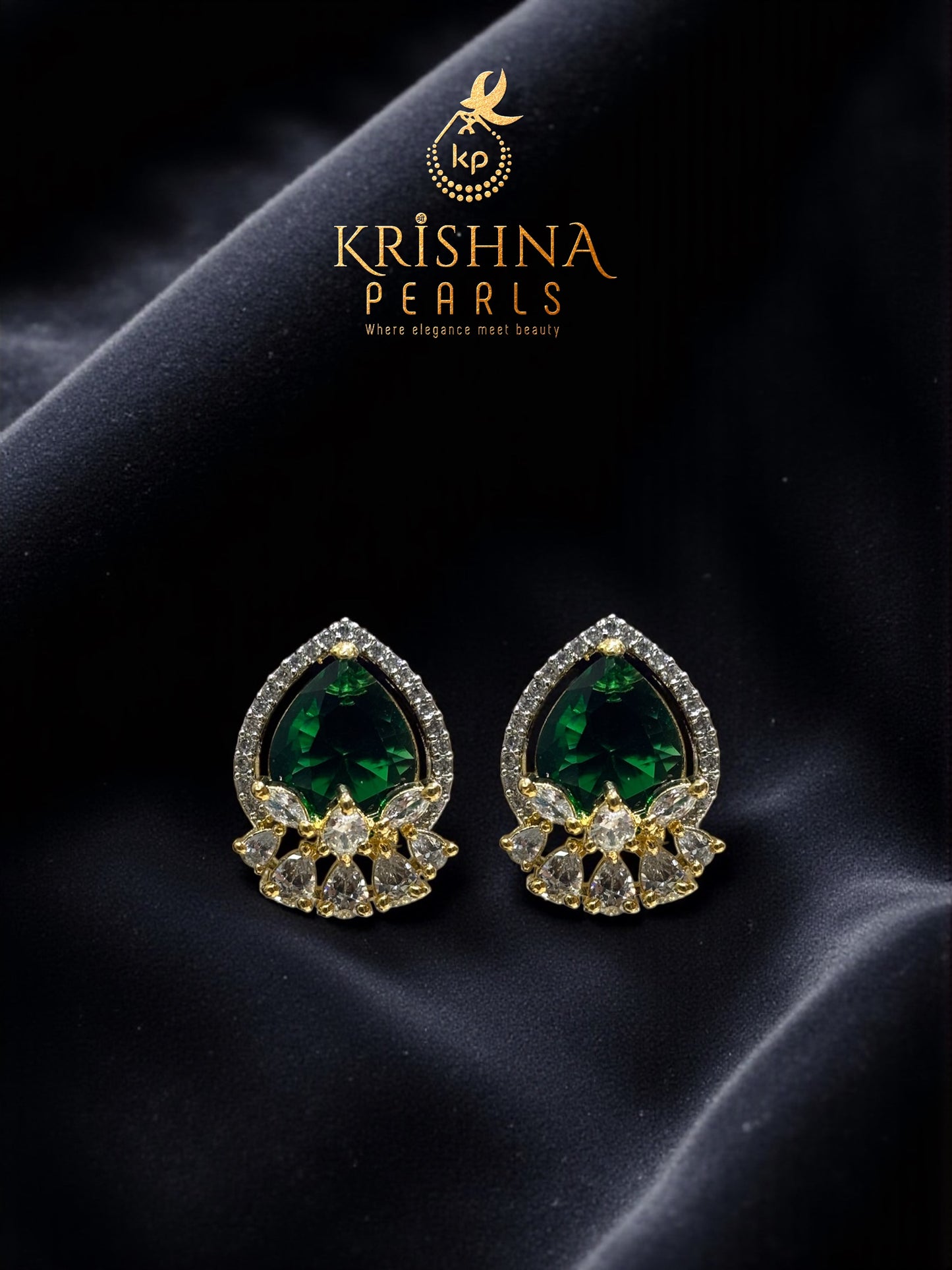 Adorable Emerald Studded Button Pearls Necklace Set