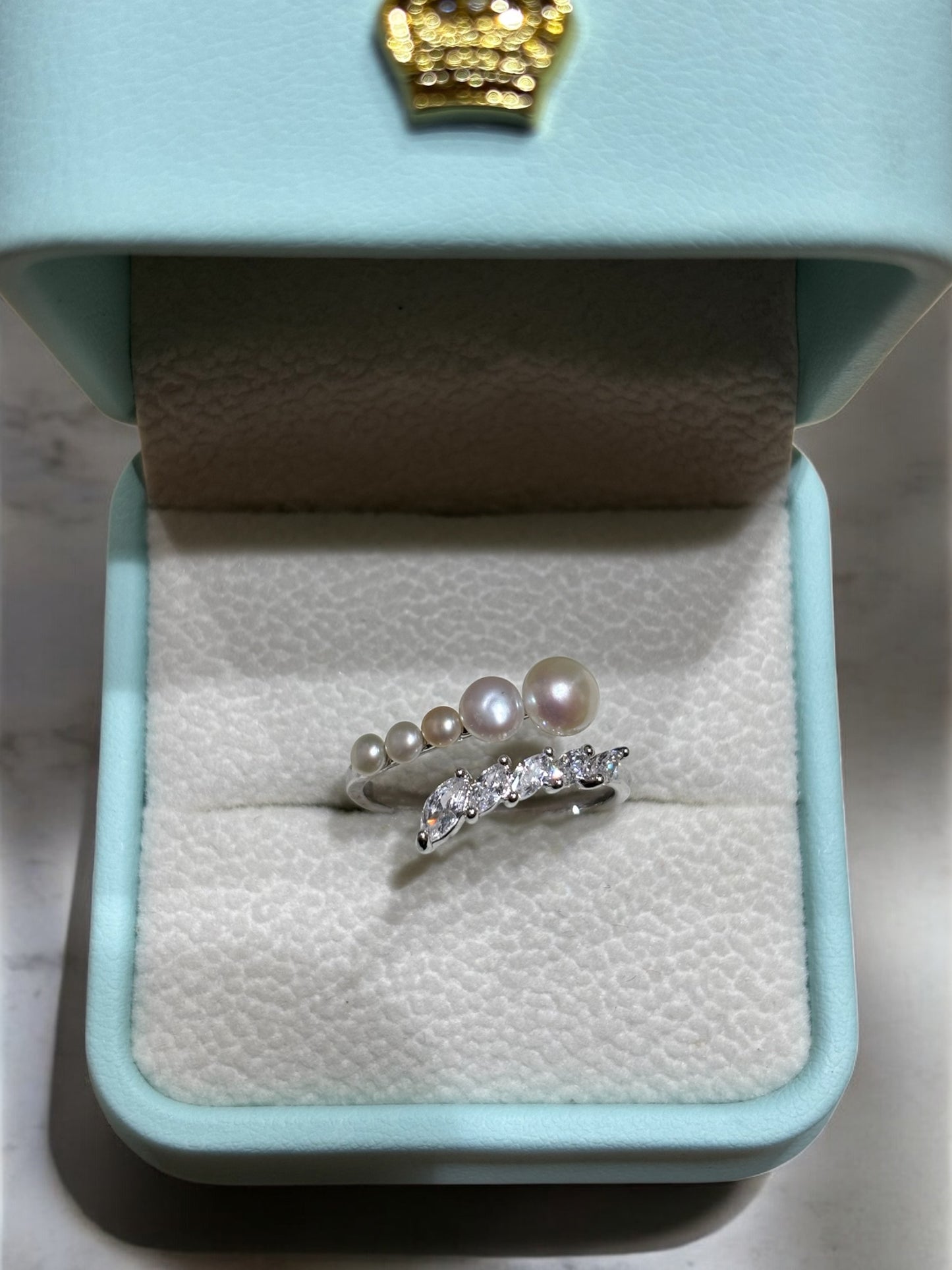 Adorable Gradient Pearls Finger Ring