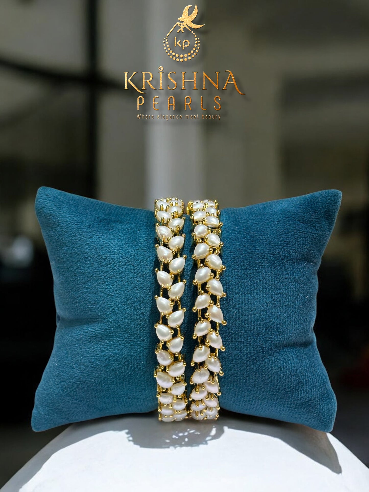 Classic Leaf Shape Pearls Bangles (AAA)