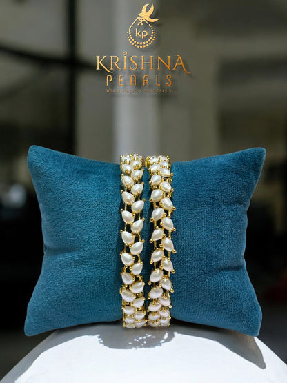 Classic Leaf Shape Pearls Bangles (AAA)