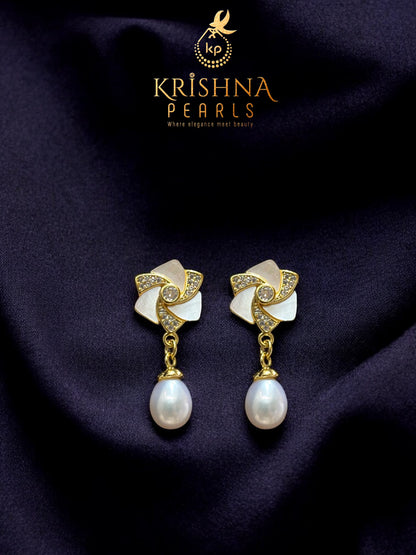 Beautiful Oyster Pendent With Pearls Necklace