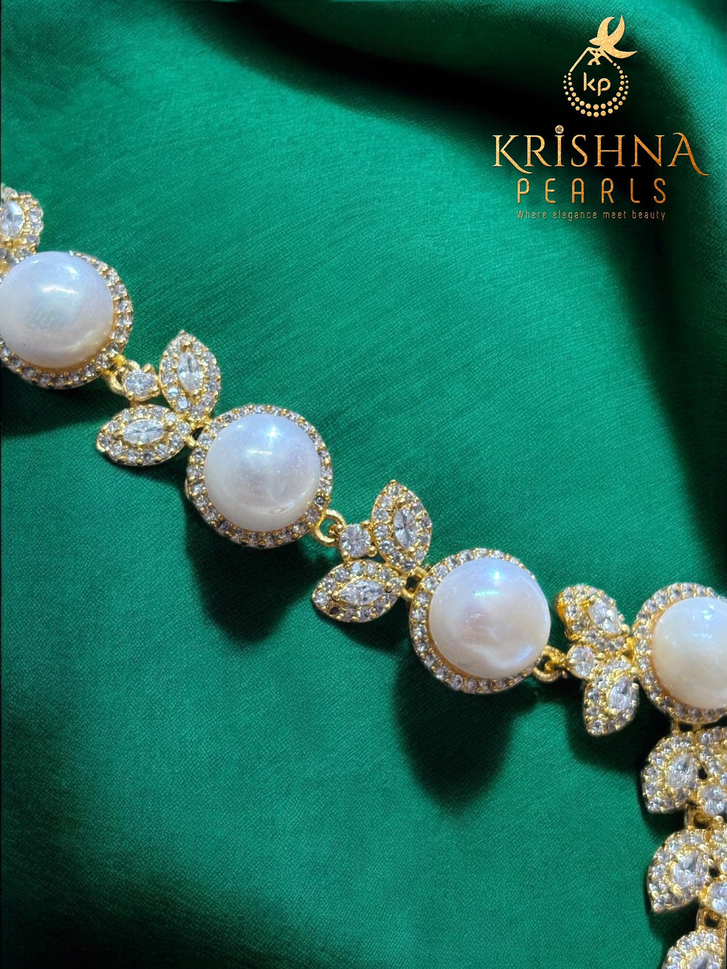 Lustrous Petal Emerald Drop & Pearls Necklace Set
