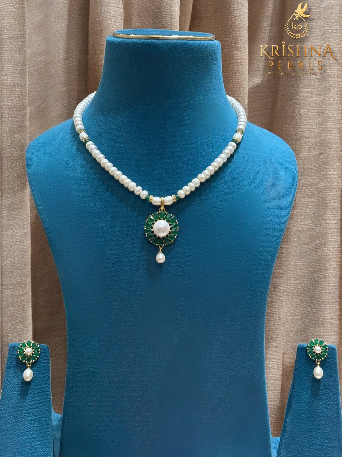 Emerald Petal Pearls Necklace Set