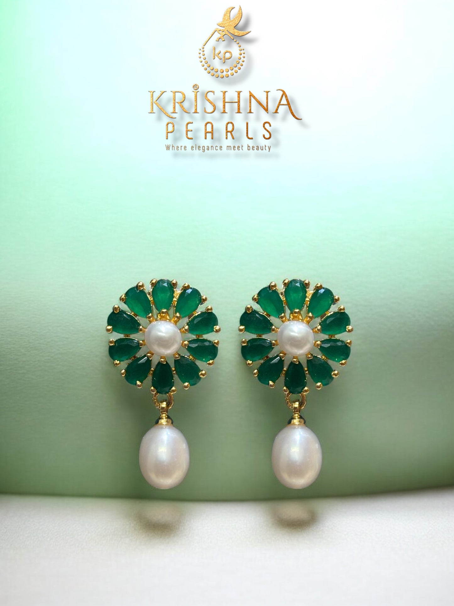 Emerald Petal Pearls Necklace Set