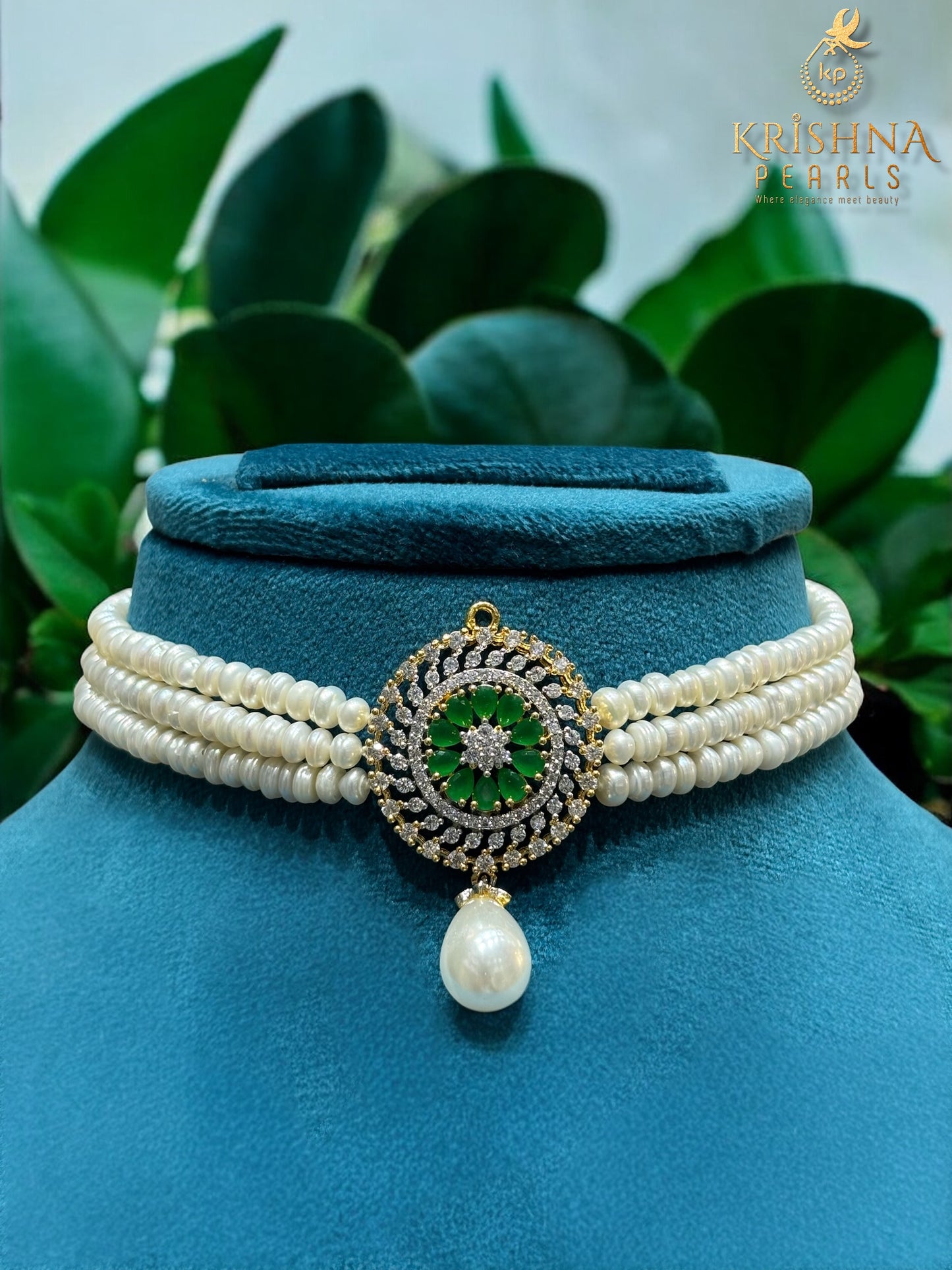 Adorable Emerald Studded Pearls Choker Set