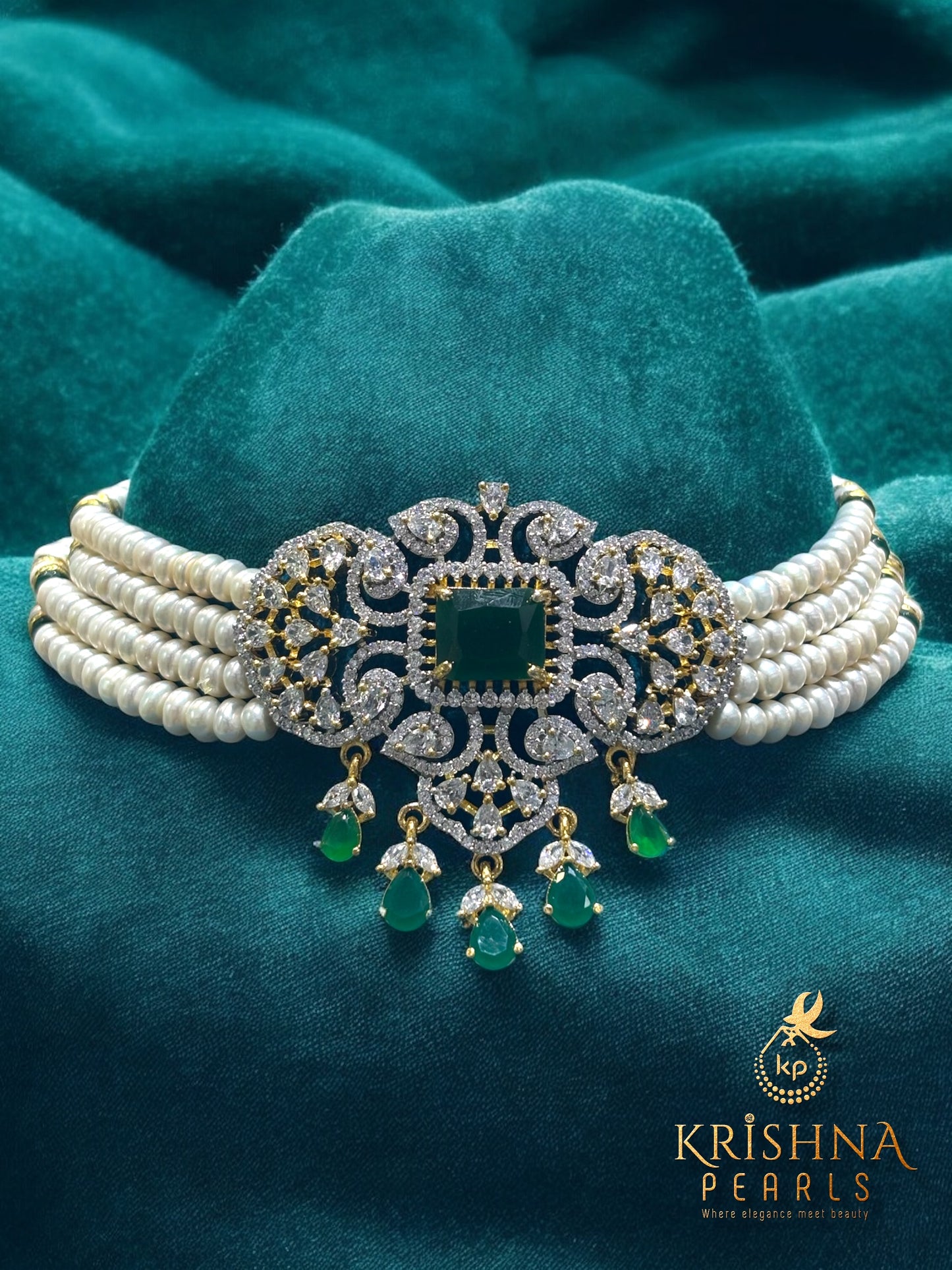 Heritage Emerald Pendent & Pearls Choker Set