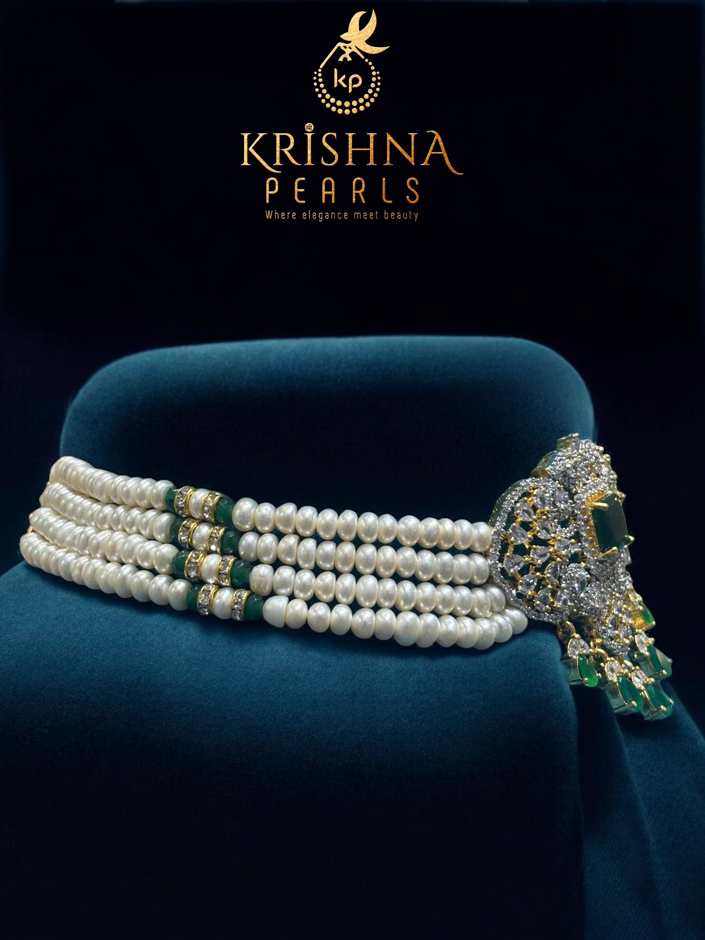 Heritage Emerald Pendent & Pearls Choker Set