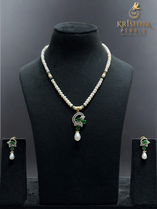 Beautiful Emerald Studded Pearls Necklace Set