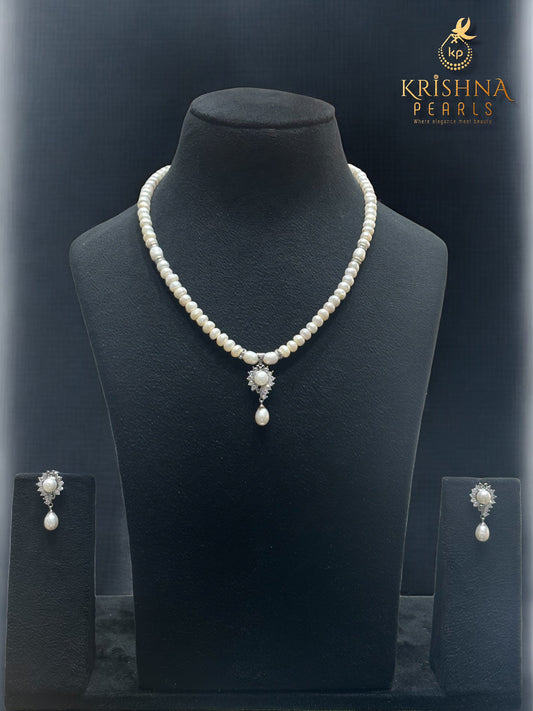 Cute Pendent With Pearls Necklace