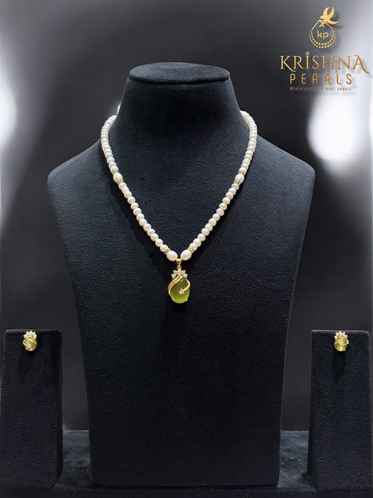 Beautiful Green Pendent Pearls Necklace Set
