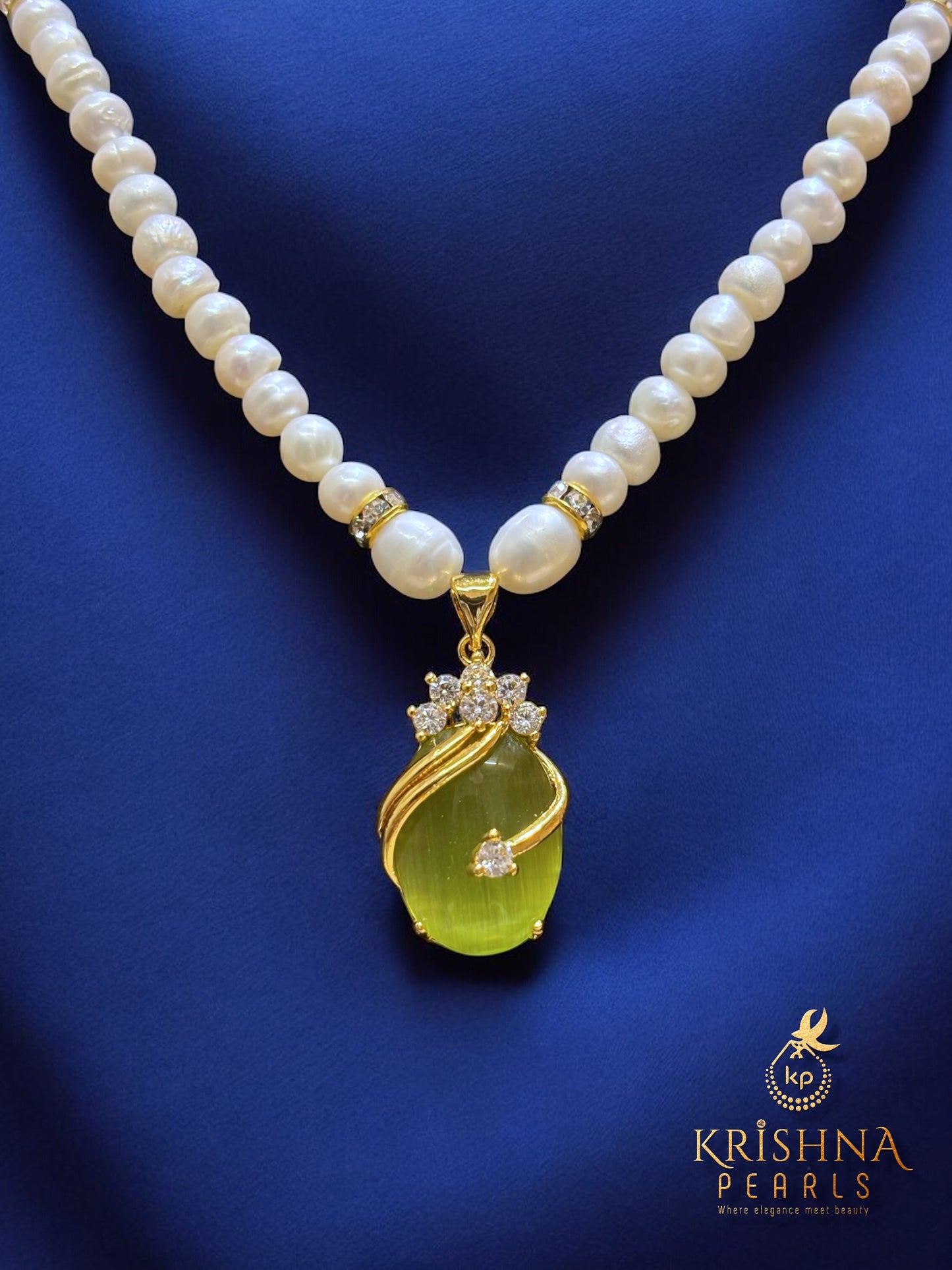 Beautiful Green Pendent Pearls Necklace Set