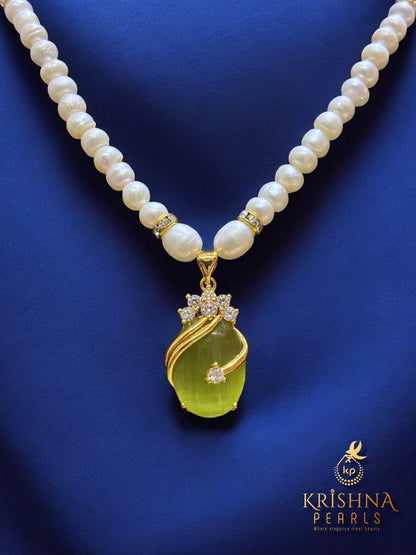 Beautiful Green Pendent Pearls Necklace Set