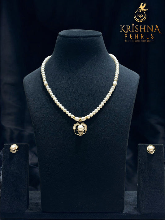 Single Layered Pendent Set With Adjustable Finger Ring