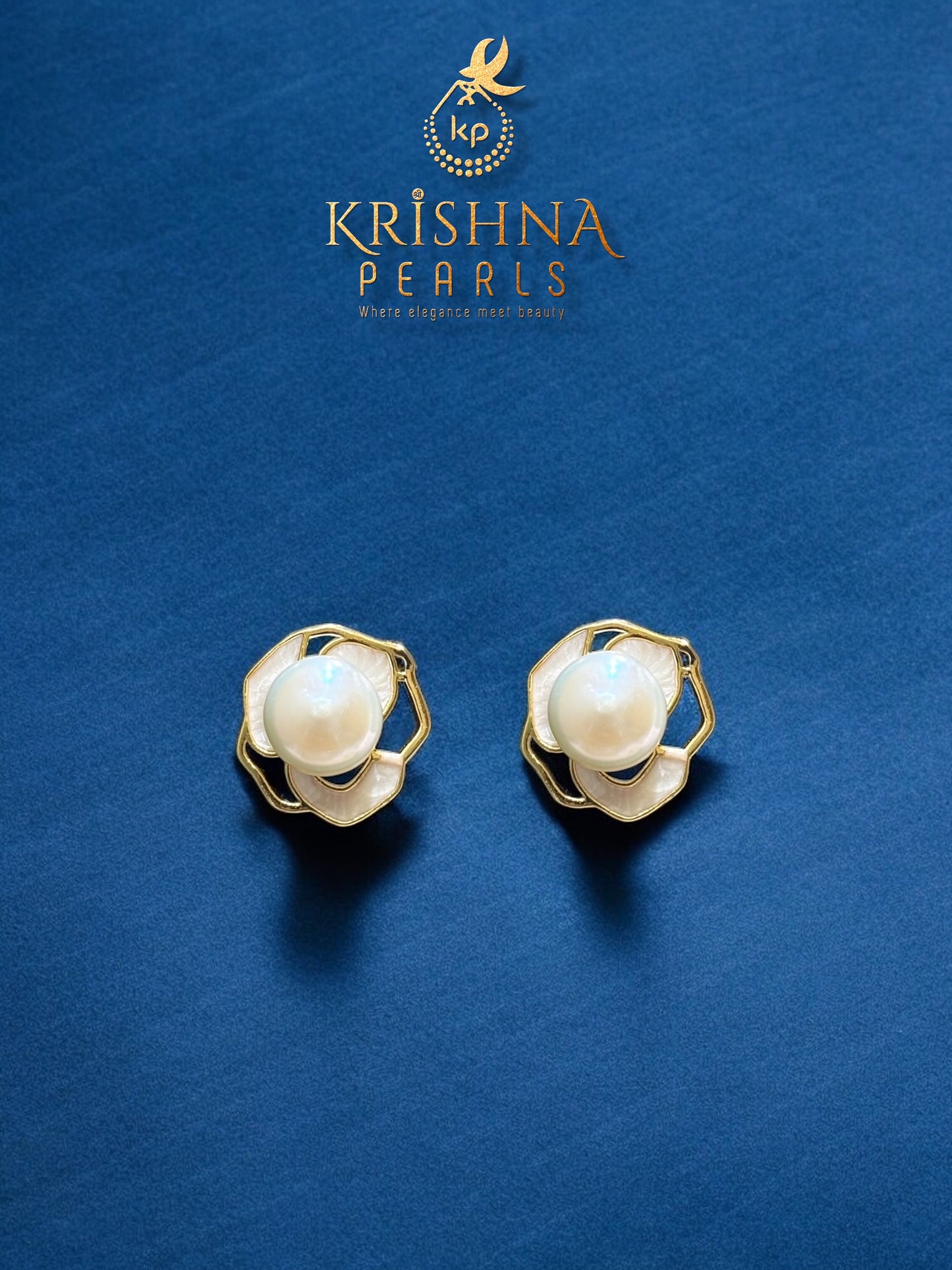 Single Layered Pendent Set With Adjustable Finger Ring