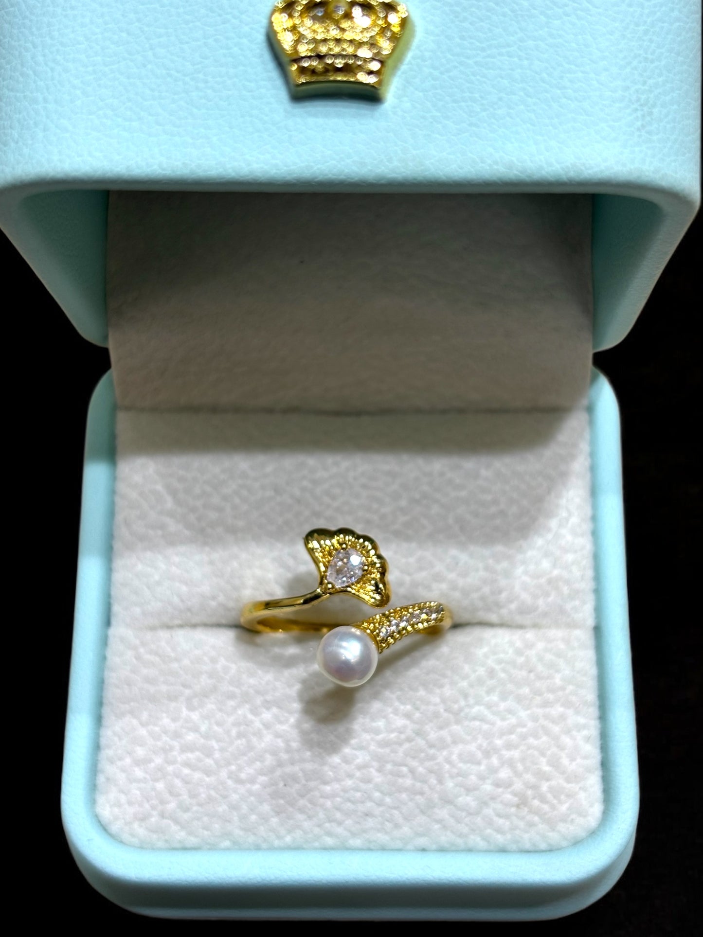 Cute Oyster Shaped Pearl Studded Finger Ring