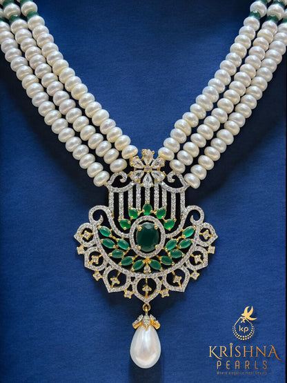 Adorable Peacock Pattern Emerald Three Row Pearls Necklace Set
