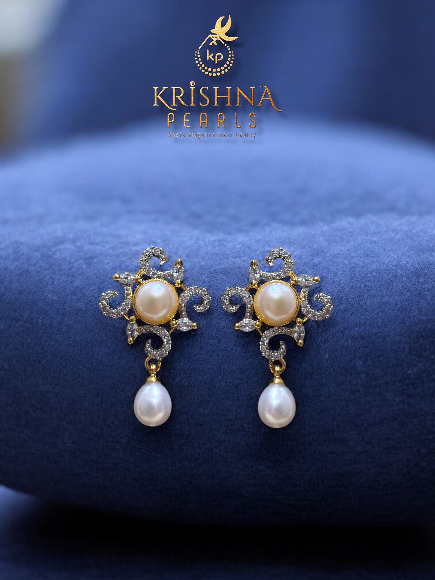 Cute Flora Pendent With Pearls Necklace Set