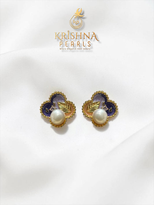 Beautiful Pearl Studded Earring